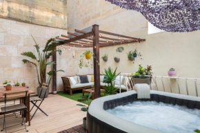 Pearl Pad - Stylish Seaside Duplex Apartment with HOT TUB - Sliema